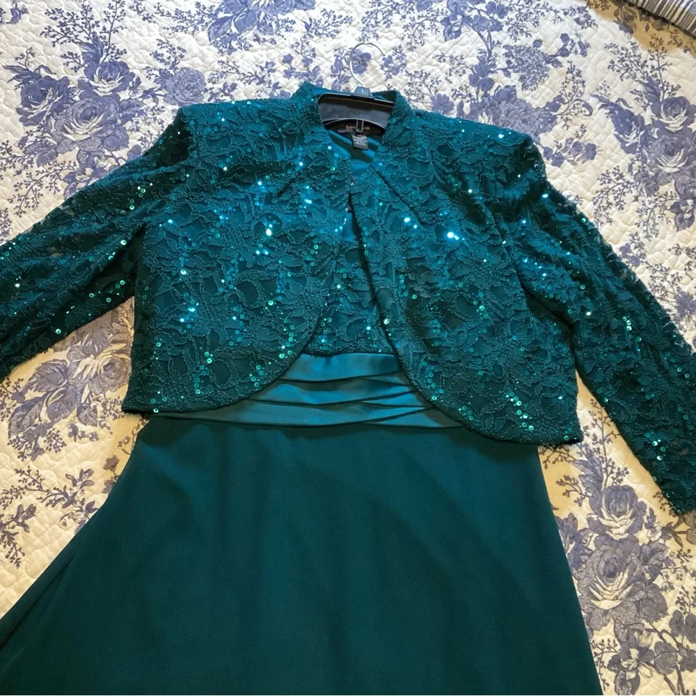 Green two-piece, formal dress - Picture 6 of 6